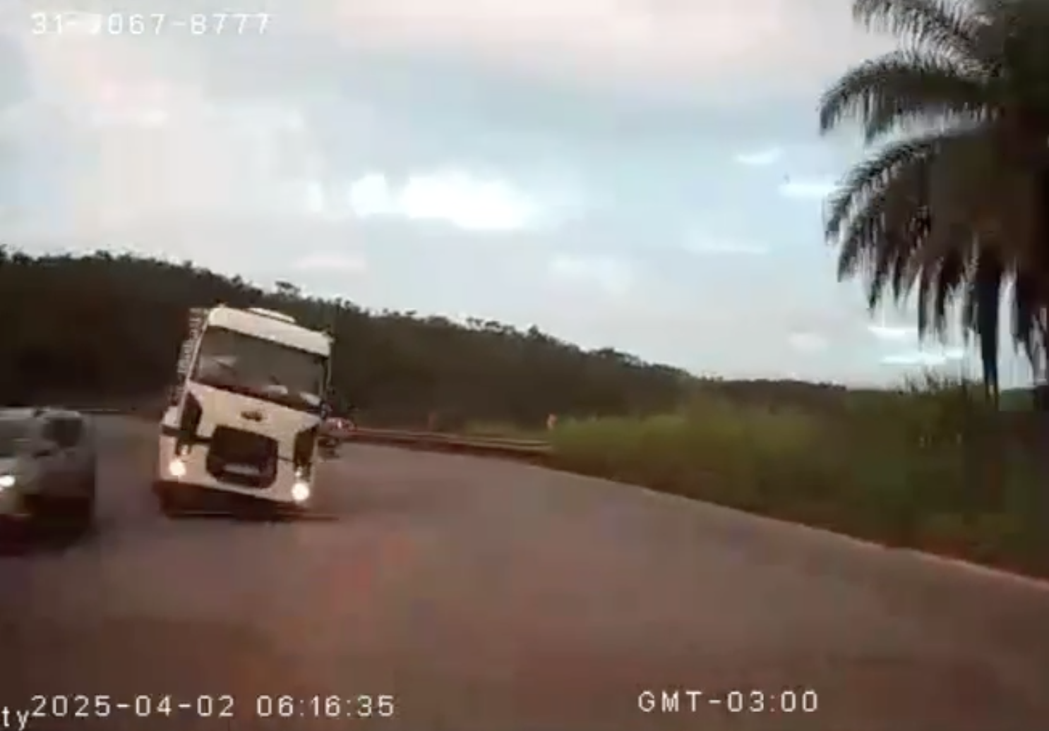 Batida entre caminhão e carros deixa uma pessoa morta e quatro feridas na BR-356 próximo a Itabirito