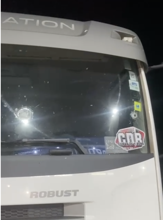 TENTATIVA DE ROUBO DE CARGA DEIXA CAMINHÃO CRAVEJADO DE BALAS NA BR381
