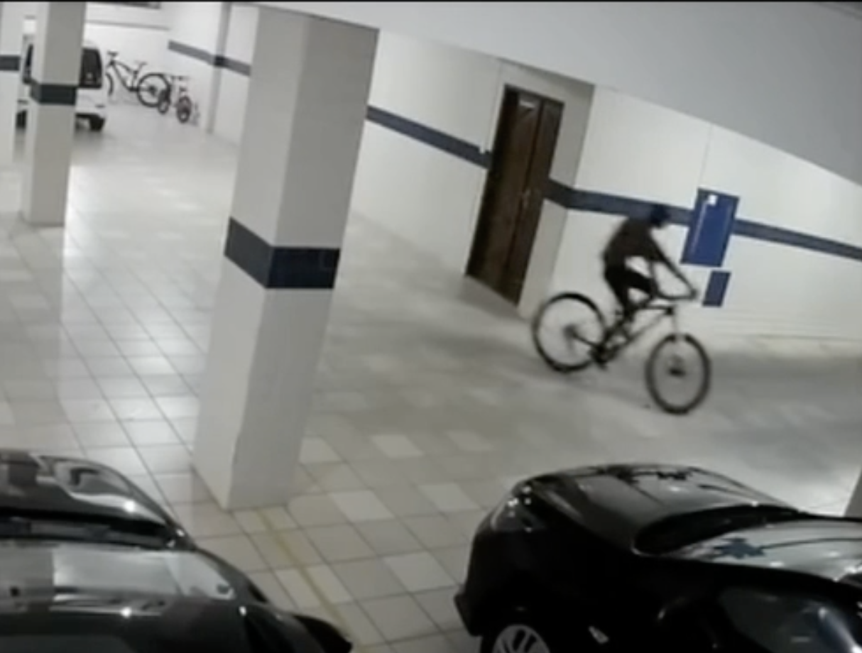 Ladrão invade garagem e furta bicicleta em prédio no bairro Lucília