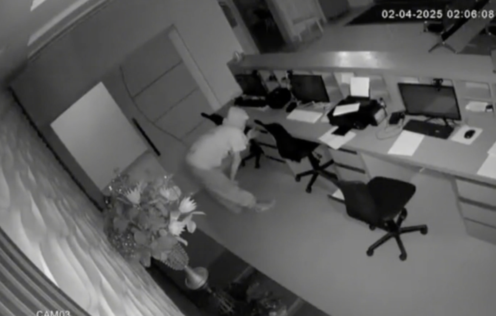 Ladrão invade clínica durante a madrugada e sai tranquilamente após o furto