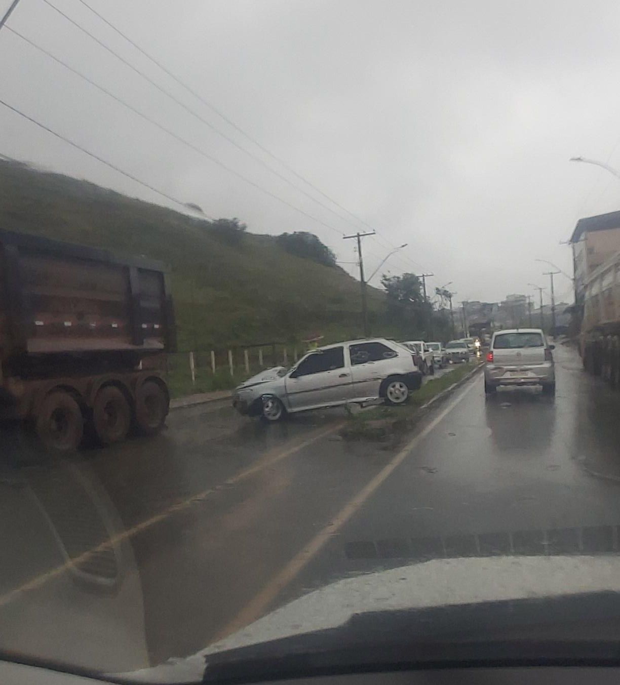 Acidente complica o trânsito na Avenida Armando Fajardo