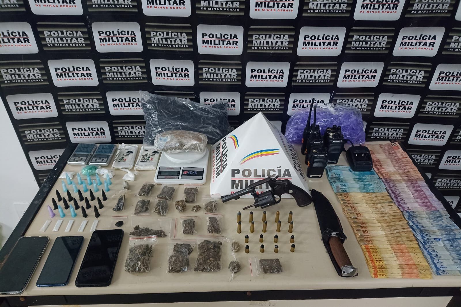 A Polícia Militar de João Monlevade prende autores de tráfico e foragido da justiça apreende drogas, arma, dinheiro e munições