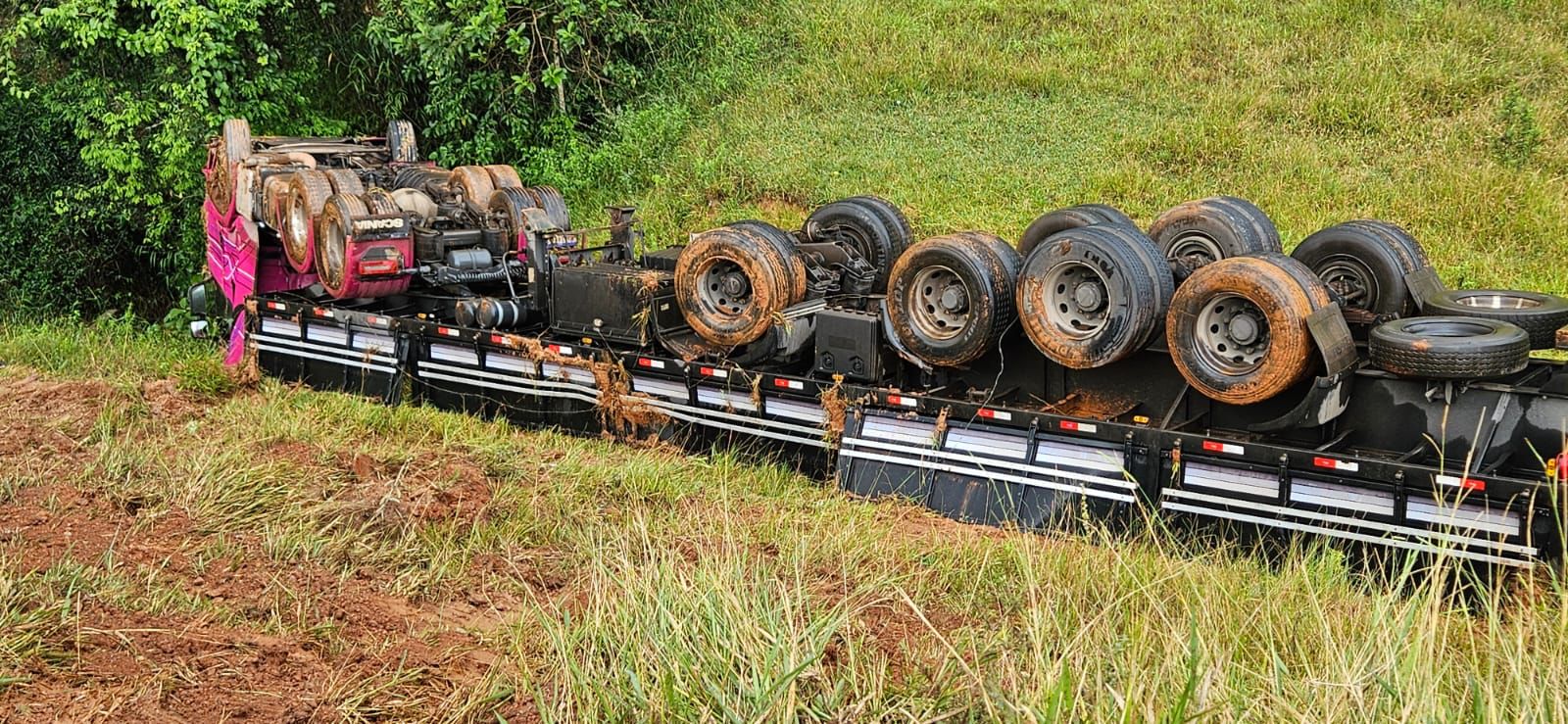 Carreta Capota Várias Vezes Ribanceira a Baixo na BR381 em João Monlevade