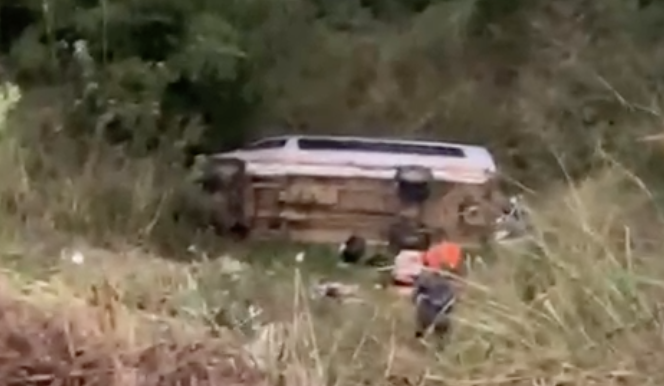 Uma Vam com 16 Pessoas Despenca de Ribanceira na BR381