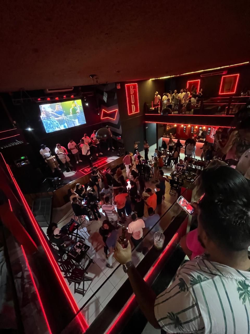 ALERTA DE NOVIDADE DAS BOAS! 🚨A Varandinha Lounge Bar, a casa mais querida da galera tá de volta — e agora com dois nomes de peso no comando! 👀🔥