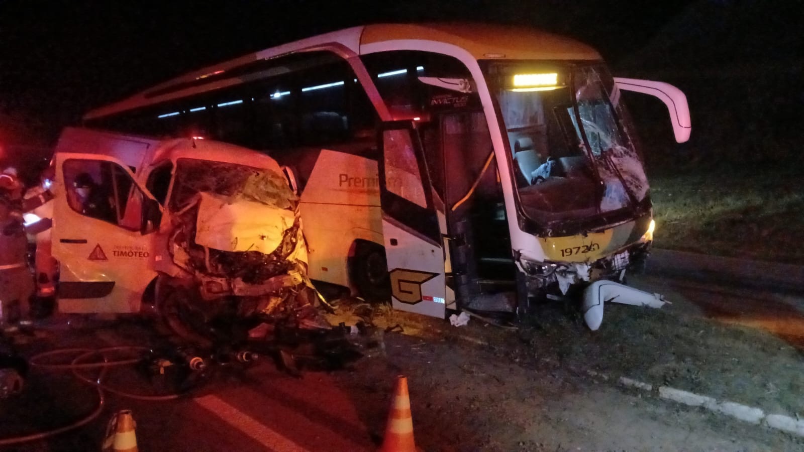 NOVA ATUALIZAÇÃO DO ACIDENTE ENTRE VAN E ÔNIBUS EM NOVA ERA – AUMENTOU O NUMERO DE ÓBITO – NOVAS IMAGENS