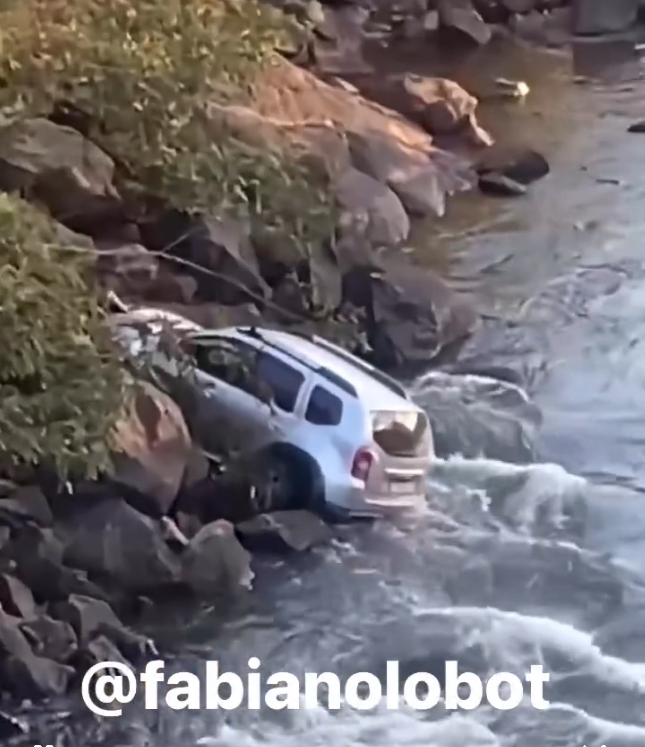 🚨 URGENTE – CARRO CAI EM RIBANCEIRA E QUASE É LEVADO PELA CORRENTEZA DO RIO PIRACICABA EM NOVA ERA