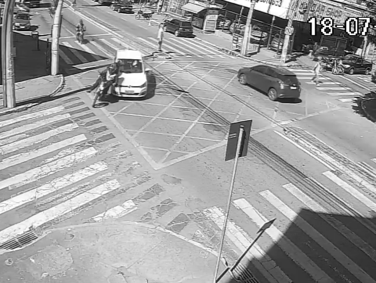 IMAGENS EXCLUSIVAS DO ACIDENTE NA AVENIDA WILSON ALVARENGA NA TARDE DE SEXTA-FEIRA 18 DE JULHO