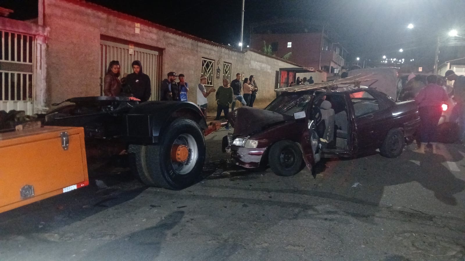 Homem fica preso às ferragens após colisão em carreta na Rua Berlim