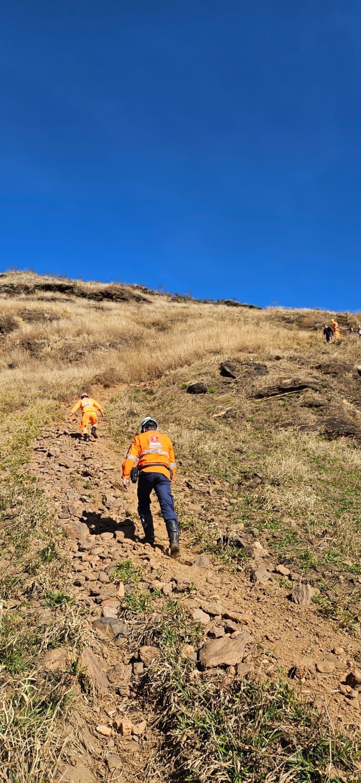 Homem cai de altura de seis metros na Serra do Seara e mobiliza operação de resgate que durou mais de duas horas em João Monlevade