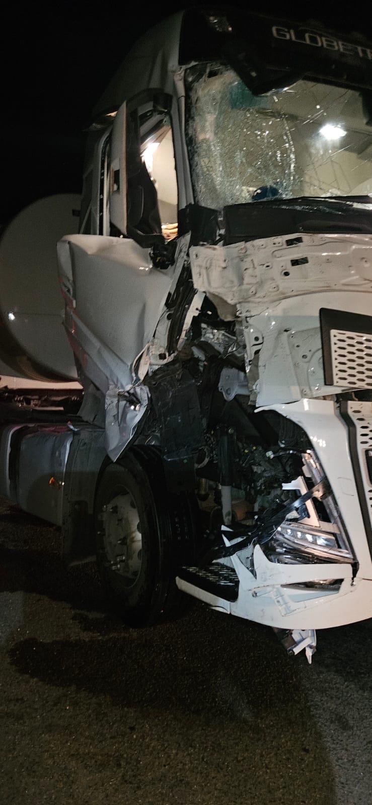 Acidente entre carreta e caminhão 608 mobiliza equipes do Sevor e da Nova 381 em João Monlevade