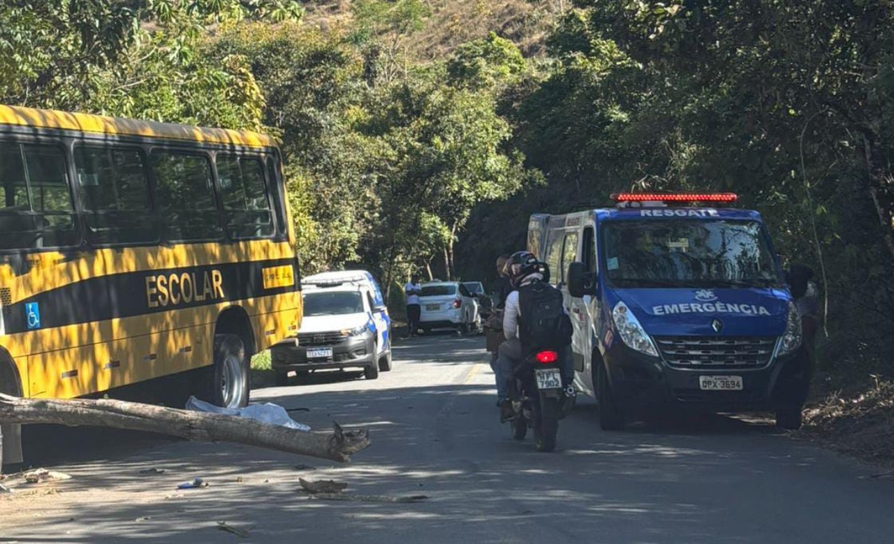 🚨 Colisão entre moto e ônibus escolar deixa homem morto e mulher ferida na zona rural de Antônio Dias 🚨