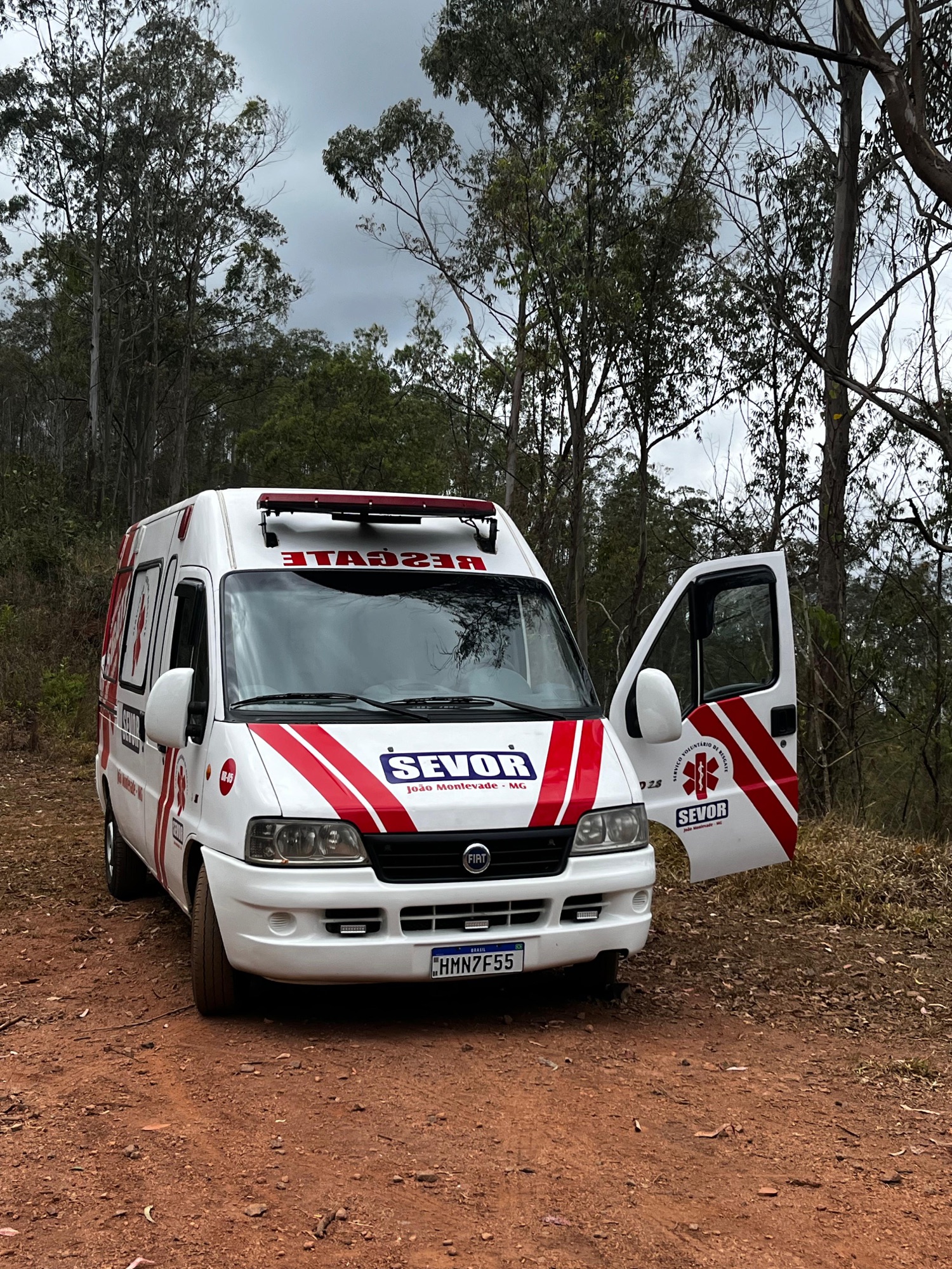Motociclista fica ferido após pedra atingir sua perna durante trilha em João Monlevade