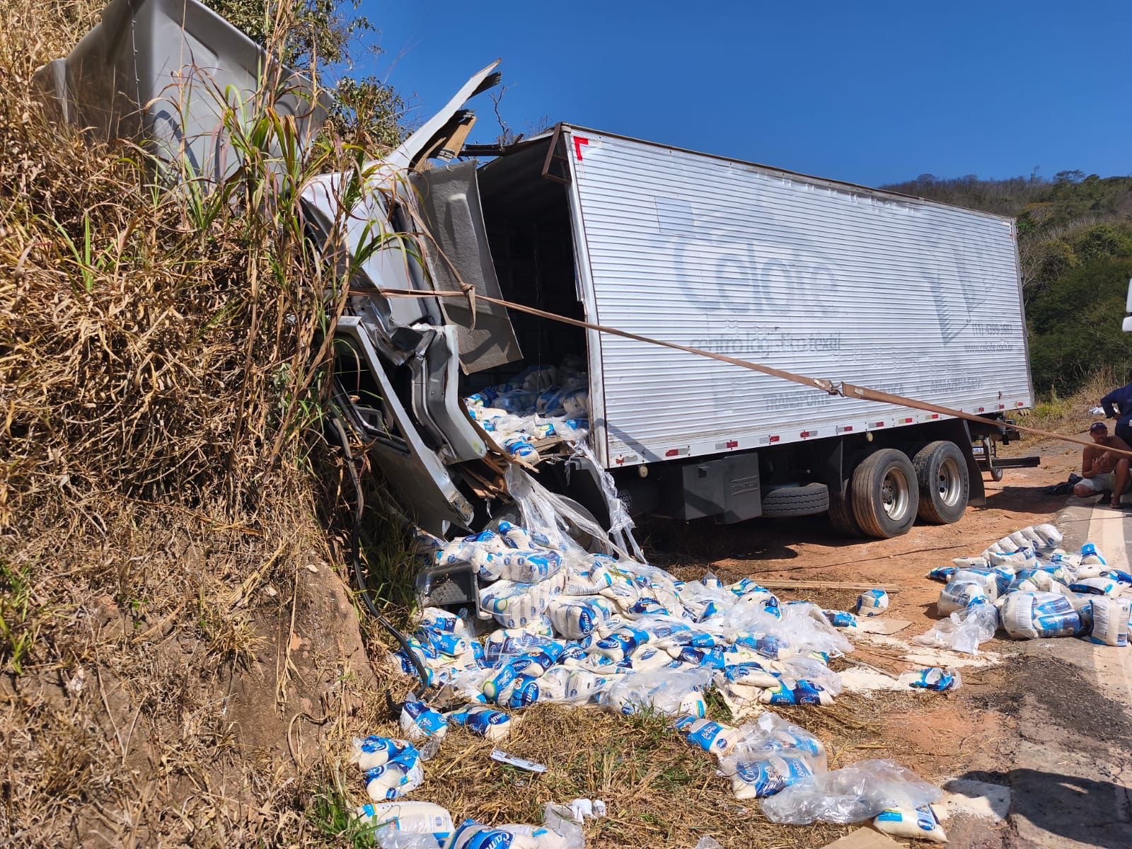 Caminhão bate em barranco, na MG-120, motorista é socorrido pelo SAMU e carga de arroz é saqueada à luz do dia