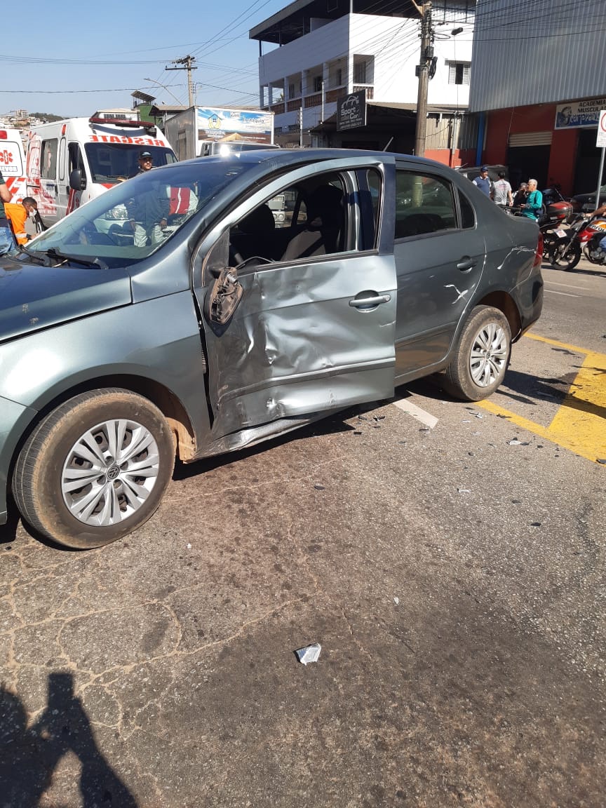 Motociclista fica ferido após colisão com Voyage em João Monlevade