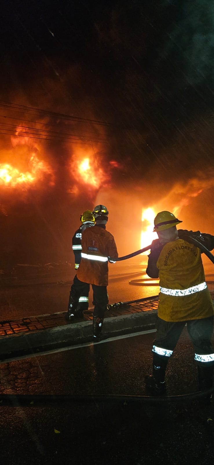 Incêndio de grandes proporções destrói galpão de distribuidora e transportadora em João Monlevade