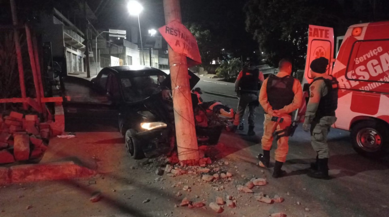 Motorista de 65 anos fica ferido após colisão em poste em João Monlevade