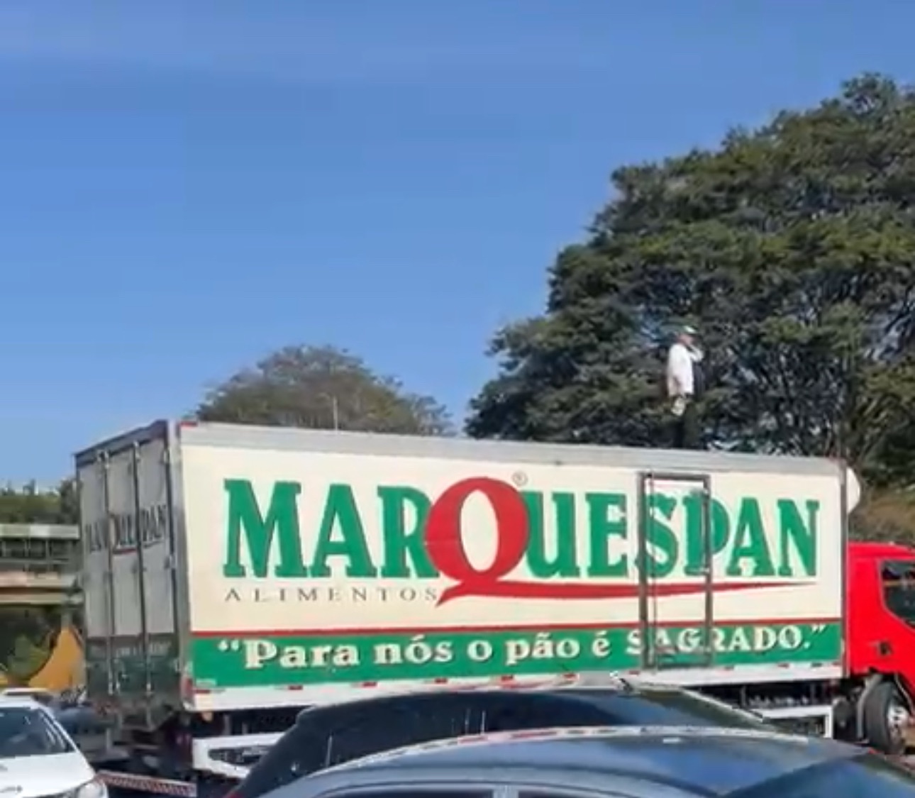 Motorista surta e para caminhão atravessado na Avenida Amazonas em Contagem na Grande Belo Horizonte