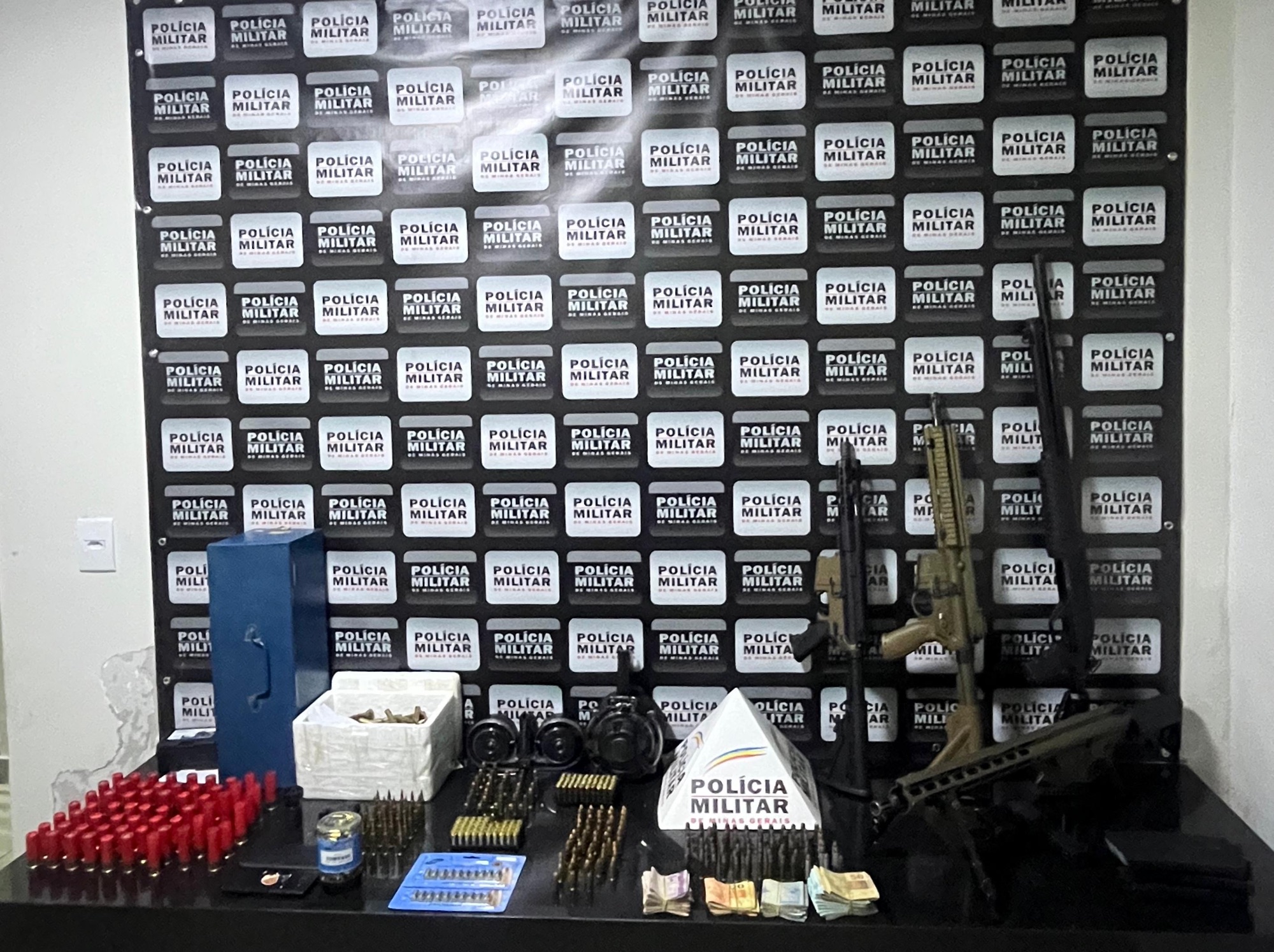 Polícia Militar apreende fuzil, carabinas e centenas de munições durante operação em Ponte Nova