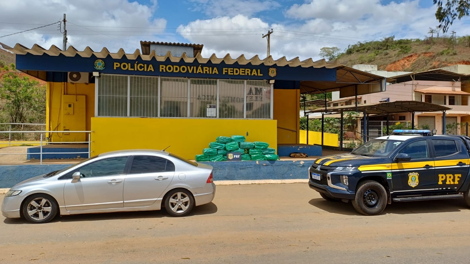 PRF apreende cerca de 343 kg de maconha em Rio Casca (MG)
