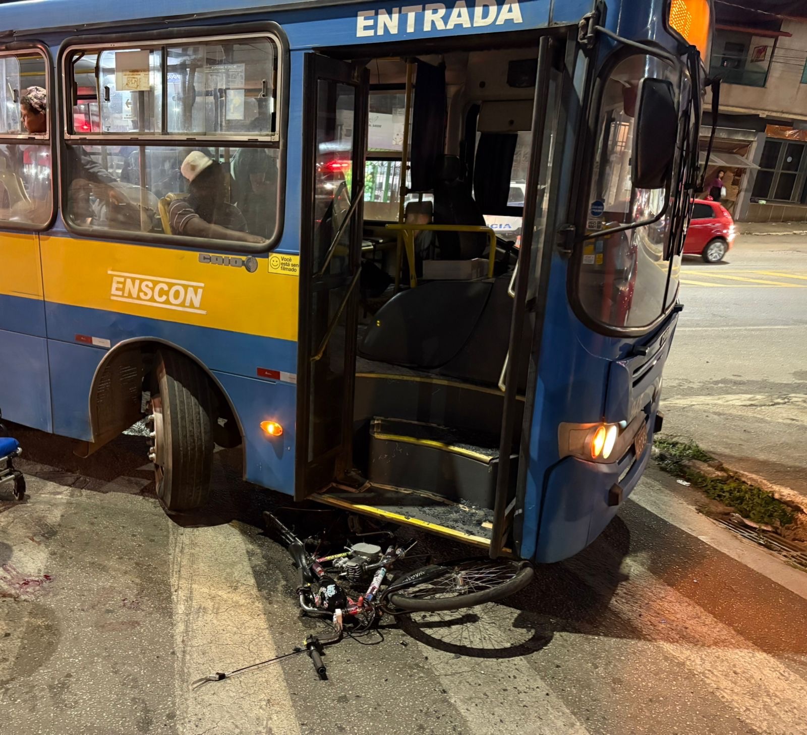 Adolescente fica gravemente ferido em acidente entre bicicleta e ônibus da ENSCON em João Monlevade
