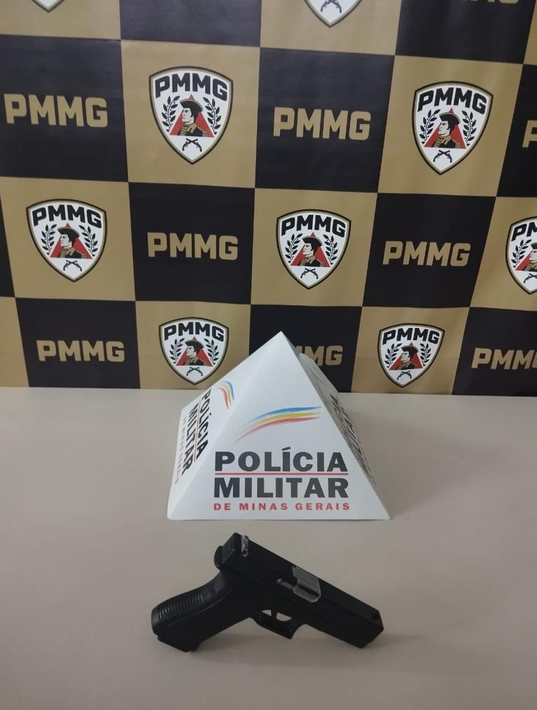 A Polícia Militar está à procura do autor de uma lesão corporal registrada na noite deste sábado (11), em João Monlevade. O caso aconteceu por volta das 19h, na Rua Itabira, no bairro São Geraldo.