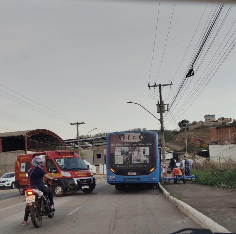 Bombeiros socorrem homem ferido em ônibus, mas vítima falece antes de chegar ao hospital em Monlevade