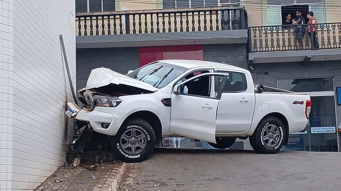 Homem com possíveis distúrbios psiquiátricos causa confusão ao pegar caminhonete sem autorização do proprietário e colidir violentamente em uma casa em Bela Vista de Minas
