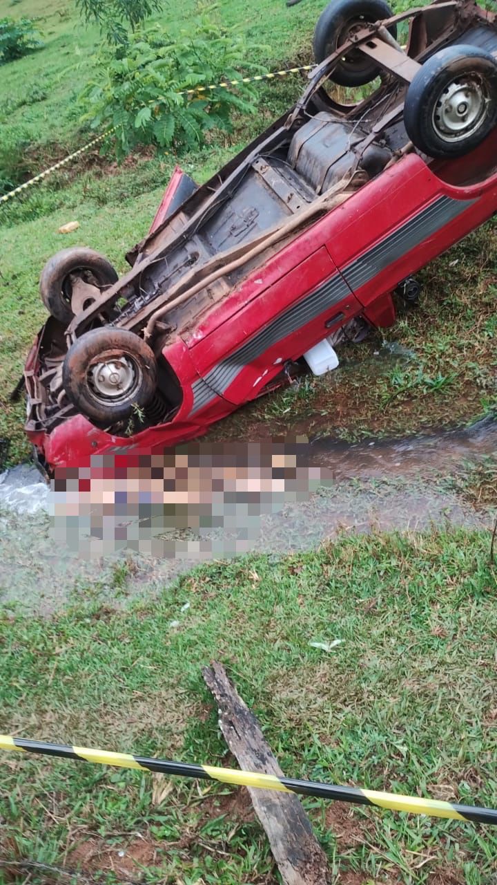 Motorista morre após caminhonete capotar e cair em ribanceira na BR-381, em Nova Era
