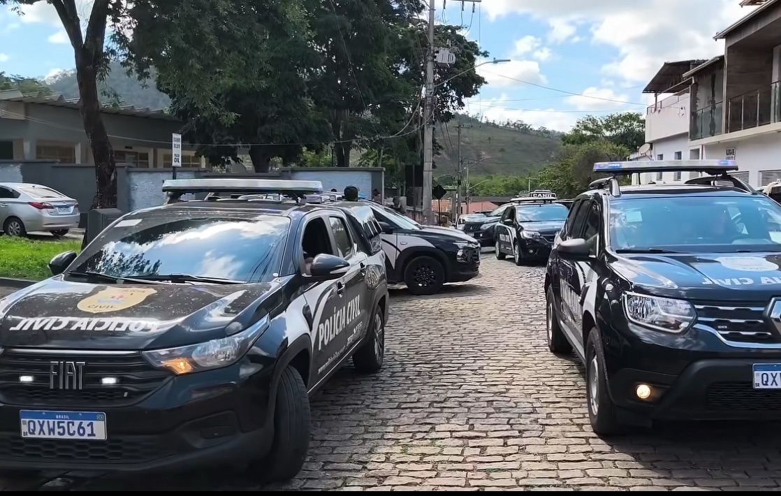 NOVAS IMAGENS EXCLUSIVAS DO COMBOIO DE VIATURAS DA POLÍCIA CIVIL NA CONTINUIDADE DA AÇÃO QUE LOCALIZOU E PRENDEU EM JOÃO MONLEVADE UM DOS FORAGIDOS DA OPERAÇÃO GUARDIÕES DO PRATA, QUE TOTALIZA 12 PRISÕES.