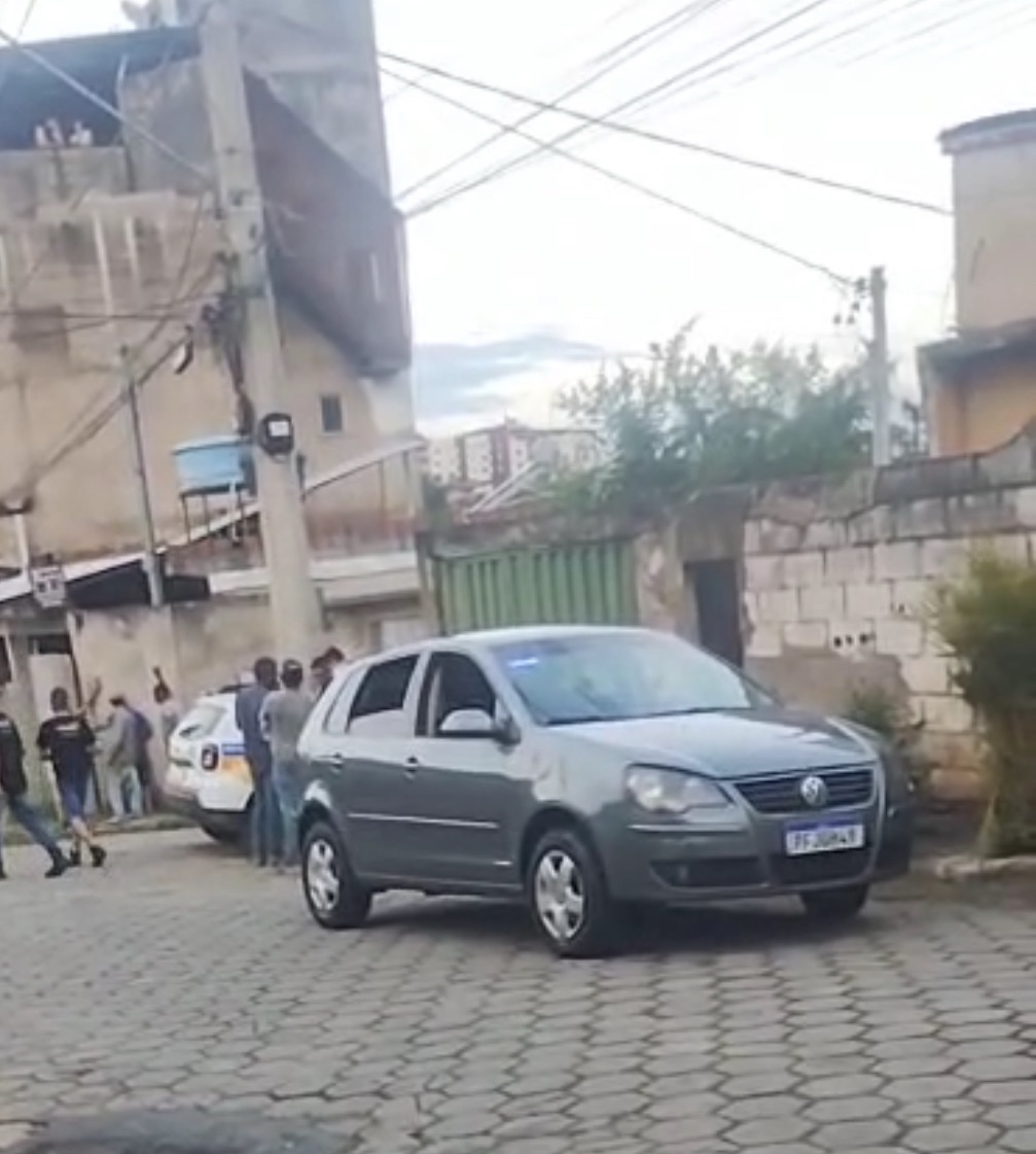 VÍDEO MOSTRA MOMENTO EXATO DE COLISÃO ENTRE DOIS CARROS NO BAIRRO PETRÓPOLIS NA RUA ITÁLIA