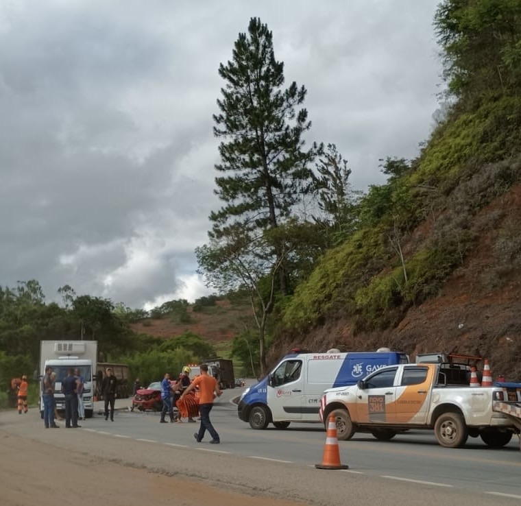 🚨 Novo acidente na BR-381, em Nova Era Entre Carro e Caminhão 🚨