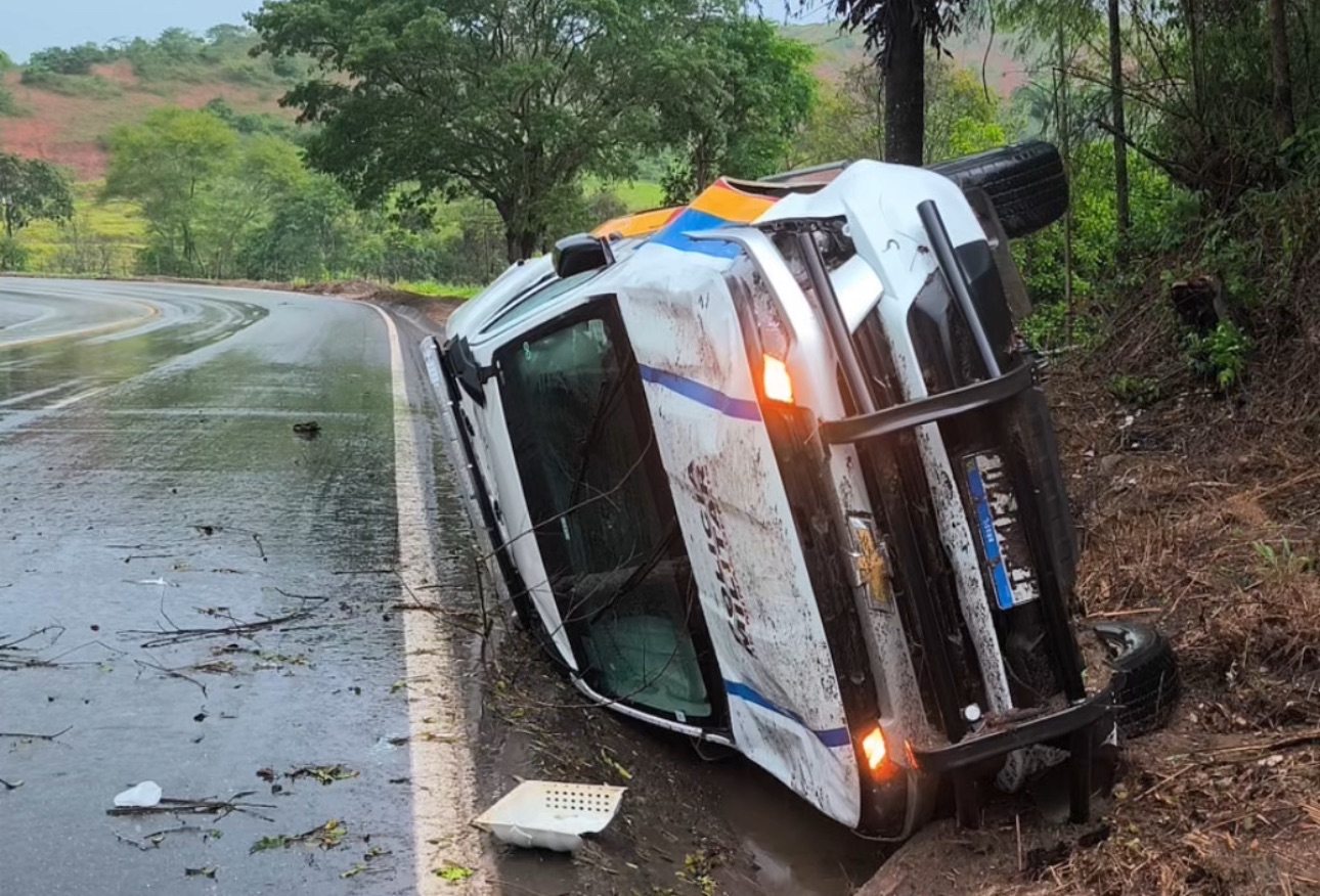 Viatura da Polícia Militar capota na BR-381, em Nova Era