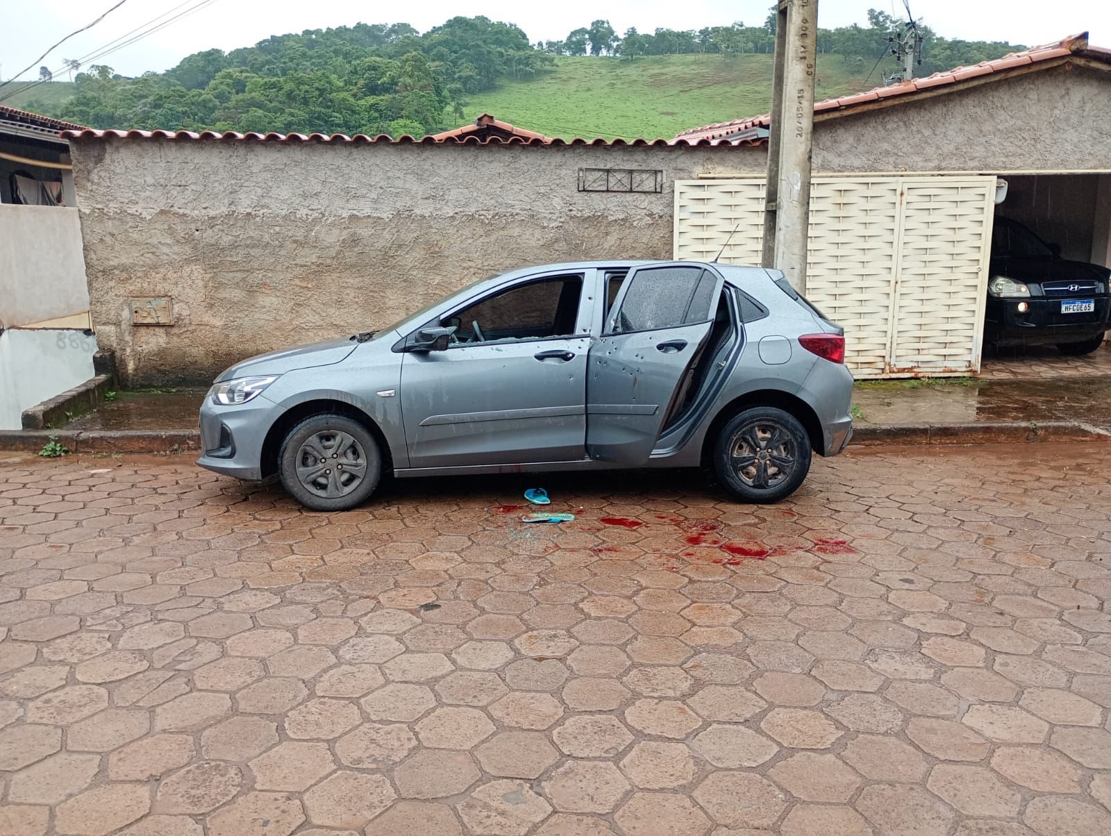 CARRO FICA CRAVEJADO DE BALA NO BAIRRO SANTO HIPÓLITO EM JOAO MONLEVADE