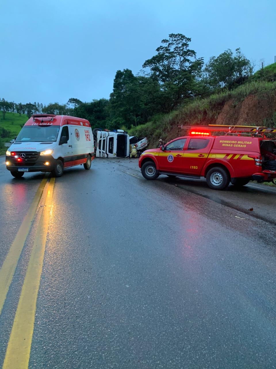 Carreta tomba em cima de uma caminhonete na MG-129 em Itabira