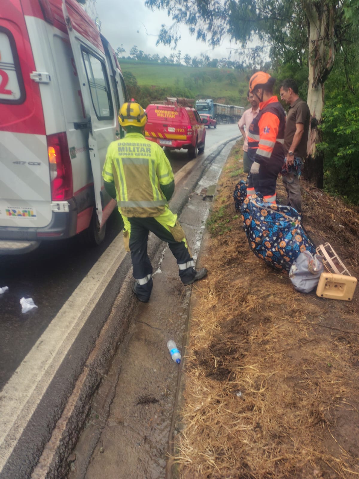 Carro cai em ribanceira de cerca de 30 metros na BR-381, em João Monlevade