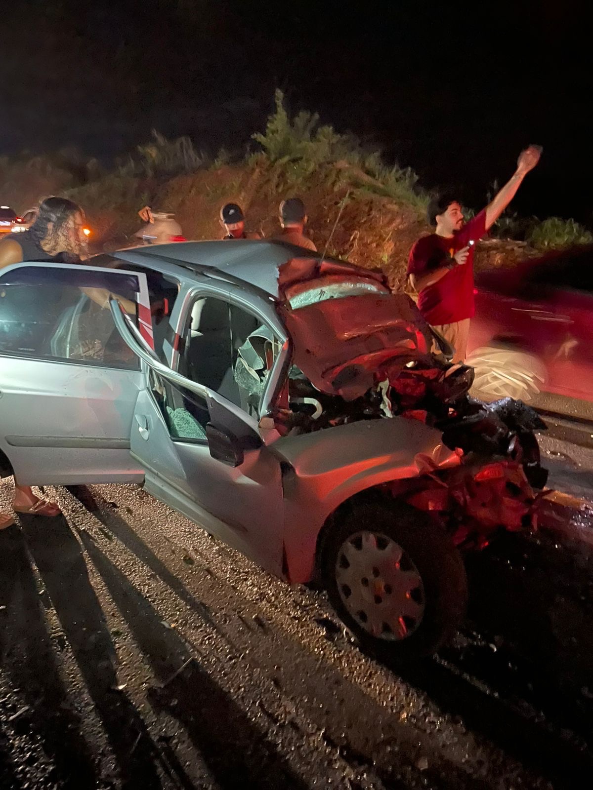 Policial fica preso às ferragens após colisão com caminhão-guincho no Vale do Aço