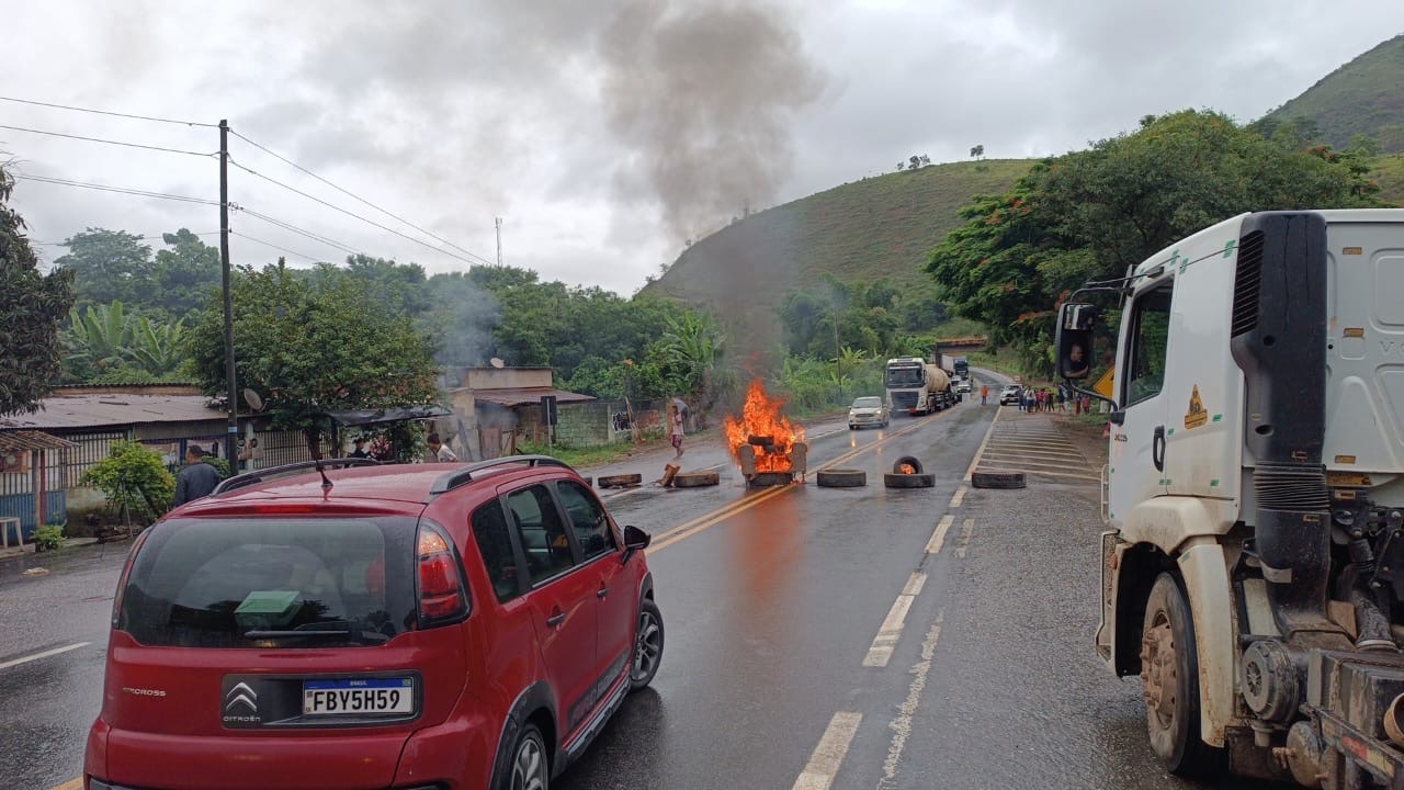População protesta e interdita trecho da BR-381 em Nova Era
