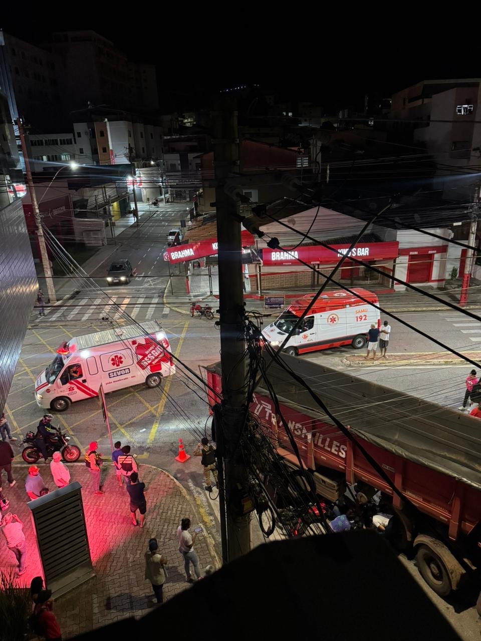 JOVEM MORRE APÓS COLIDIR MOTOCICLETA VIOLENTAMENTE EM UMA CARRETA NO CENTRO DE JOÃO MONLEVADE