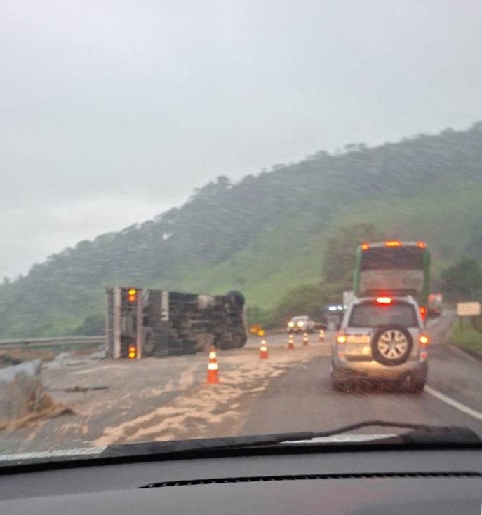 Tombamento de carreta interdita BR-381 no Corte de Pedras, em João Monlevade