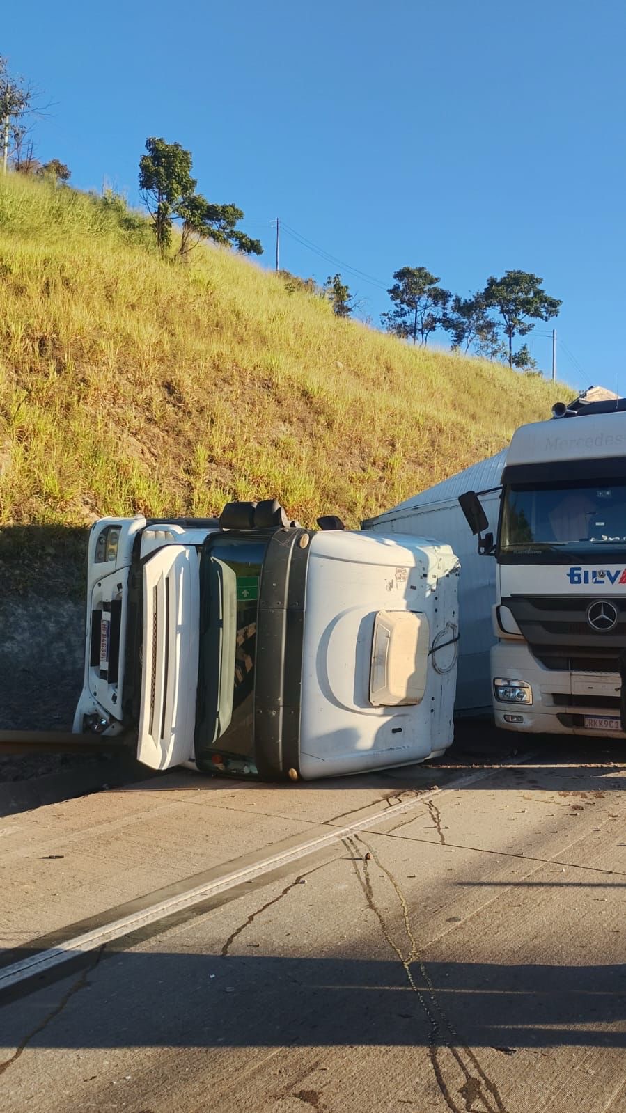 CARRETA TOMBA NA BR381 CARREGADA COM UMA TONELADA DE MACONHA