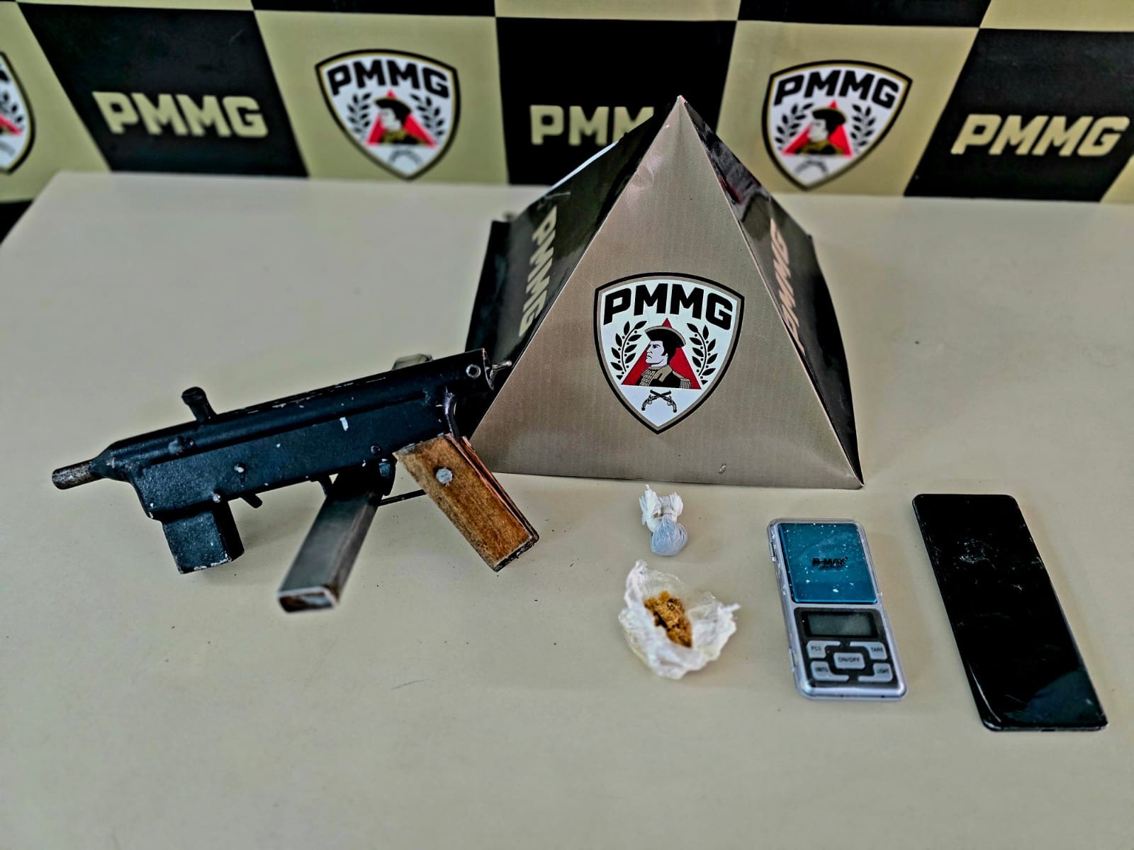 Polícia Militar prende jovem por posse ilegal de arma de fogo e apreende drogas em João Monlevade
