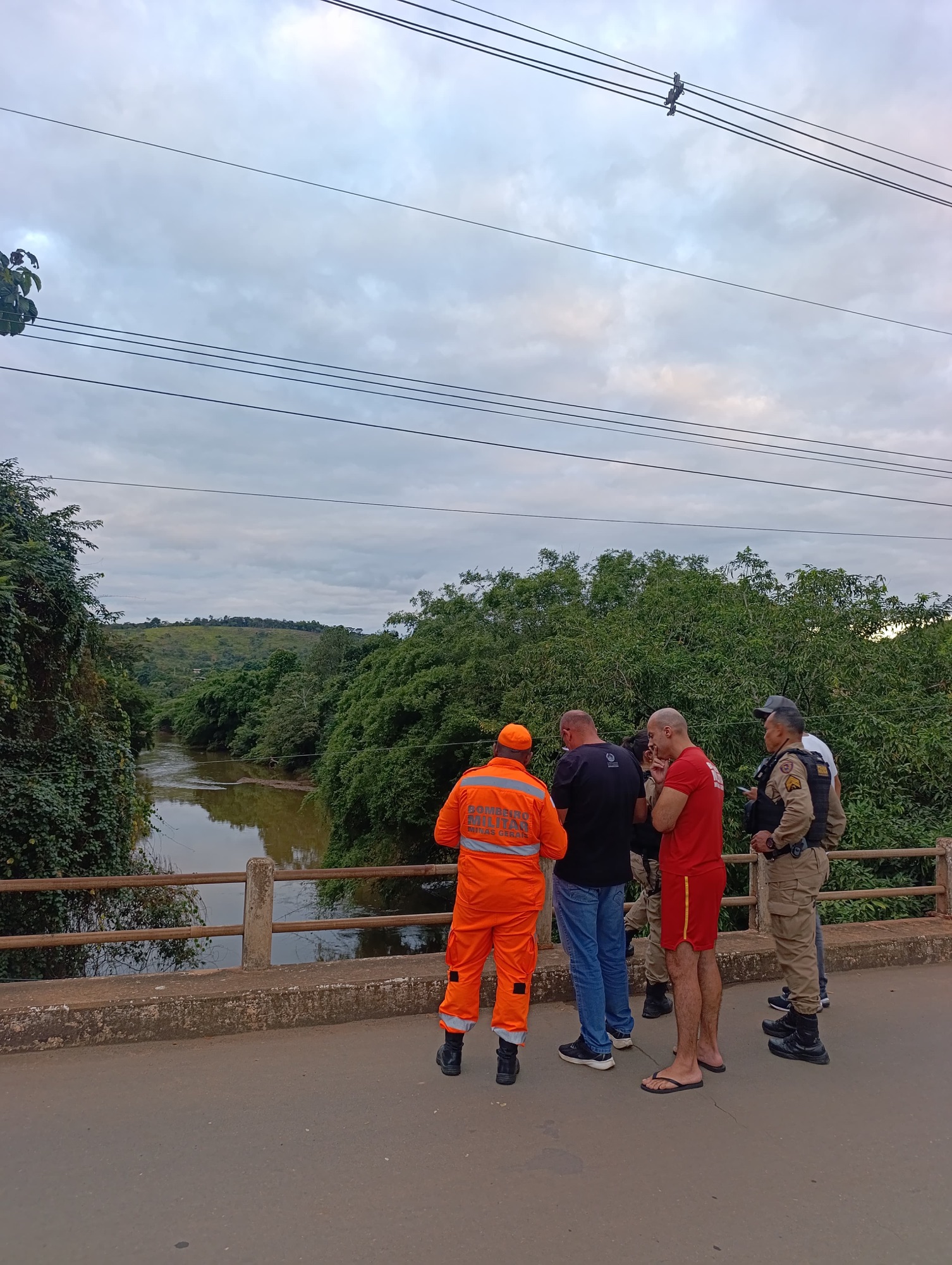 Bombeiros realizam buscas por possível corpo no Rio Piracicaba, em MG