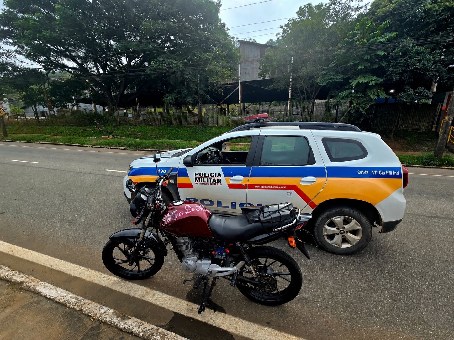A Polícia Militar removeu uma motocicleta com diversas irregularidades de trânsito durante uma abordagem realizada na manhã desta quarta-feira (21 de maio), na Avenida Wilson Alvarenga, no bairro Castelo, em João Monlevade.