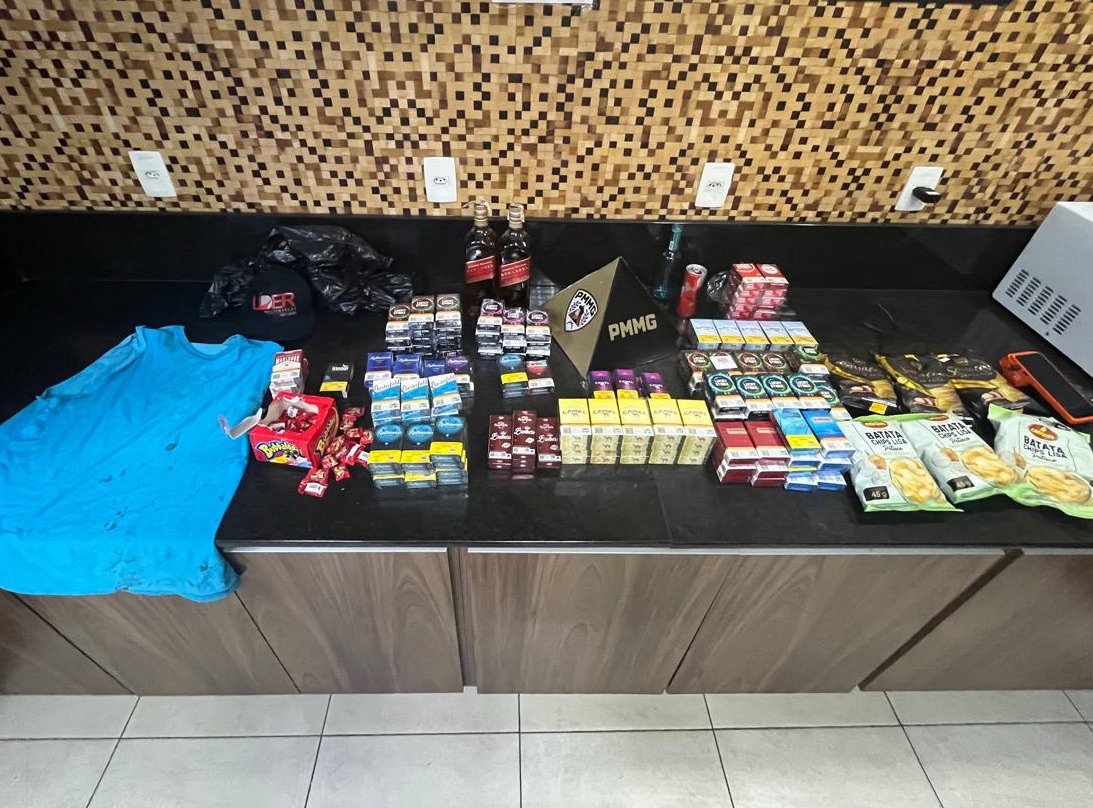A Polícia Militar prendeu um homem de 24 anos por tentativa de furto qualificado a um estabelecimento comercial durante a madrugada desta terça-feira (19 de maio), no Centro de São Domingos do Prata.