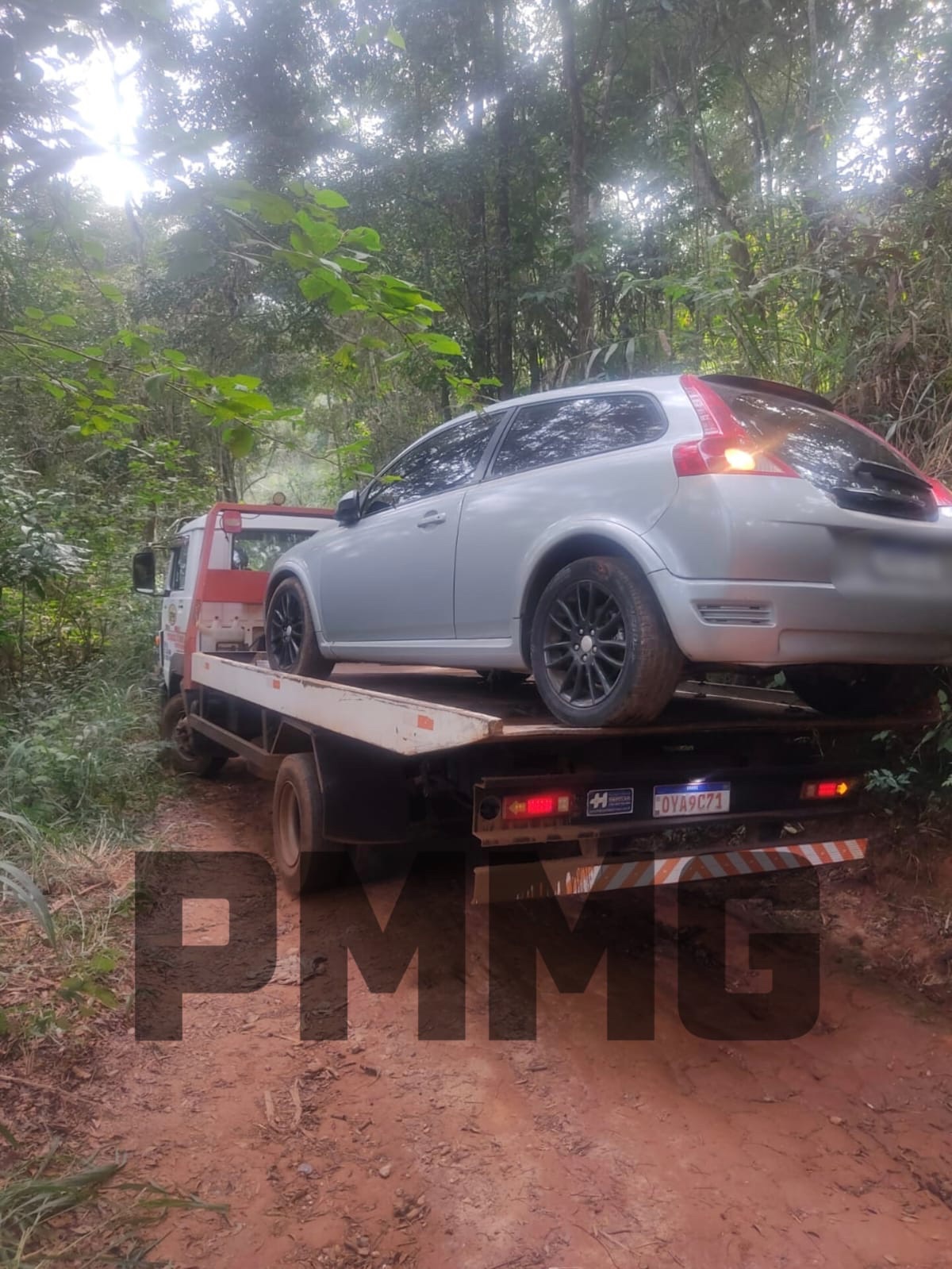 SÃO GONÇALO DO RIO ABAIXO – POLÍCIA MILITAR RECUPERA VEÍCULO FURTADO
