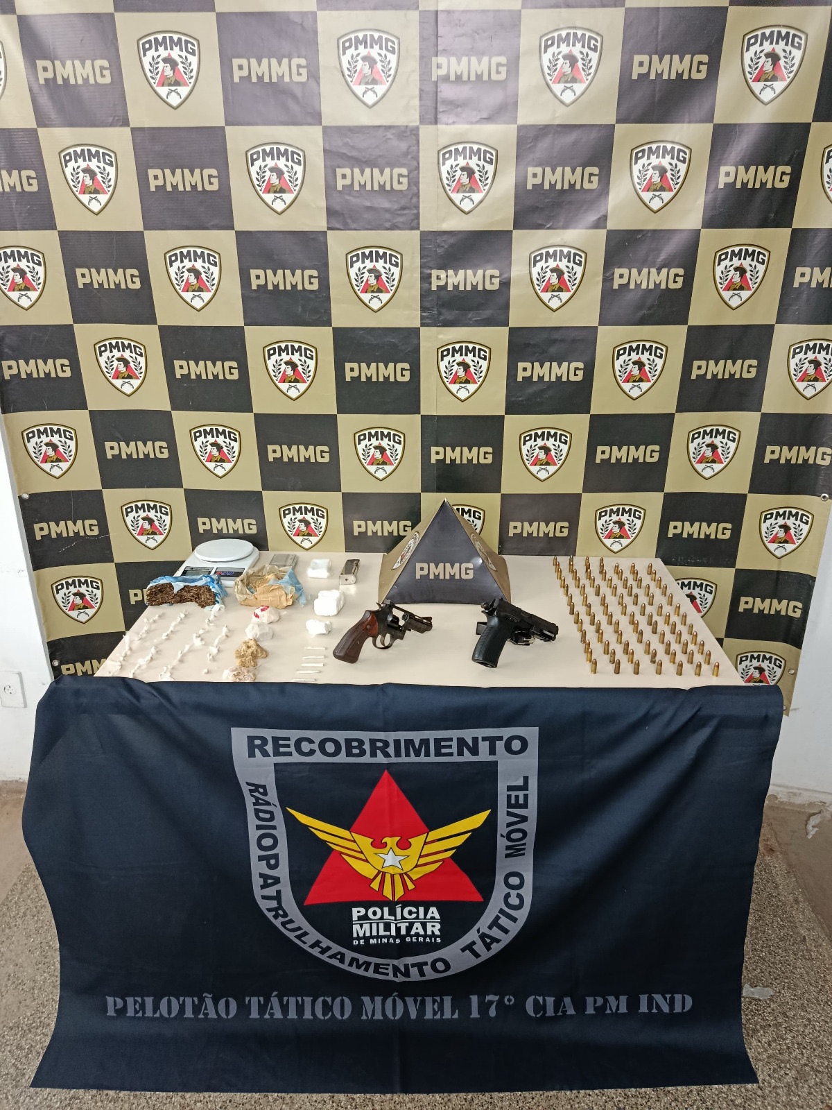 Polícia Militar apreende armas, munições e drogas no bairro São João, em João Monlevade
