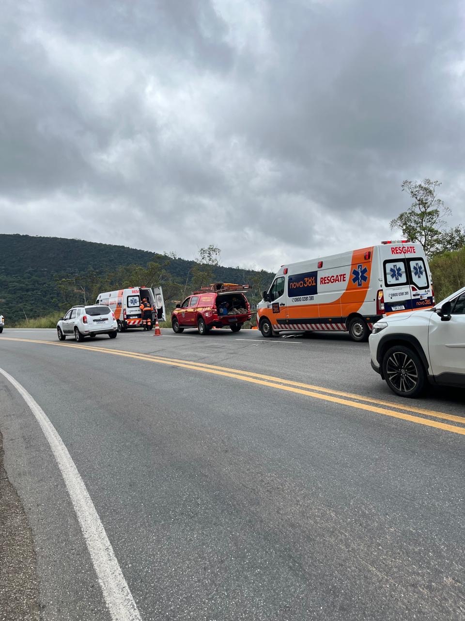 Grave acidente registrado ontem, sábado (23), na BR-381, em Bela Vista de Minas, mobilizou equipes do Corpo de Bombeiros, SAMU, Nova 381, PRF e Polícia Militar.