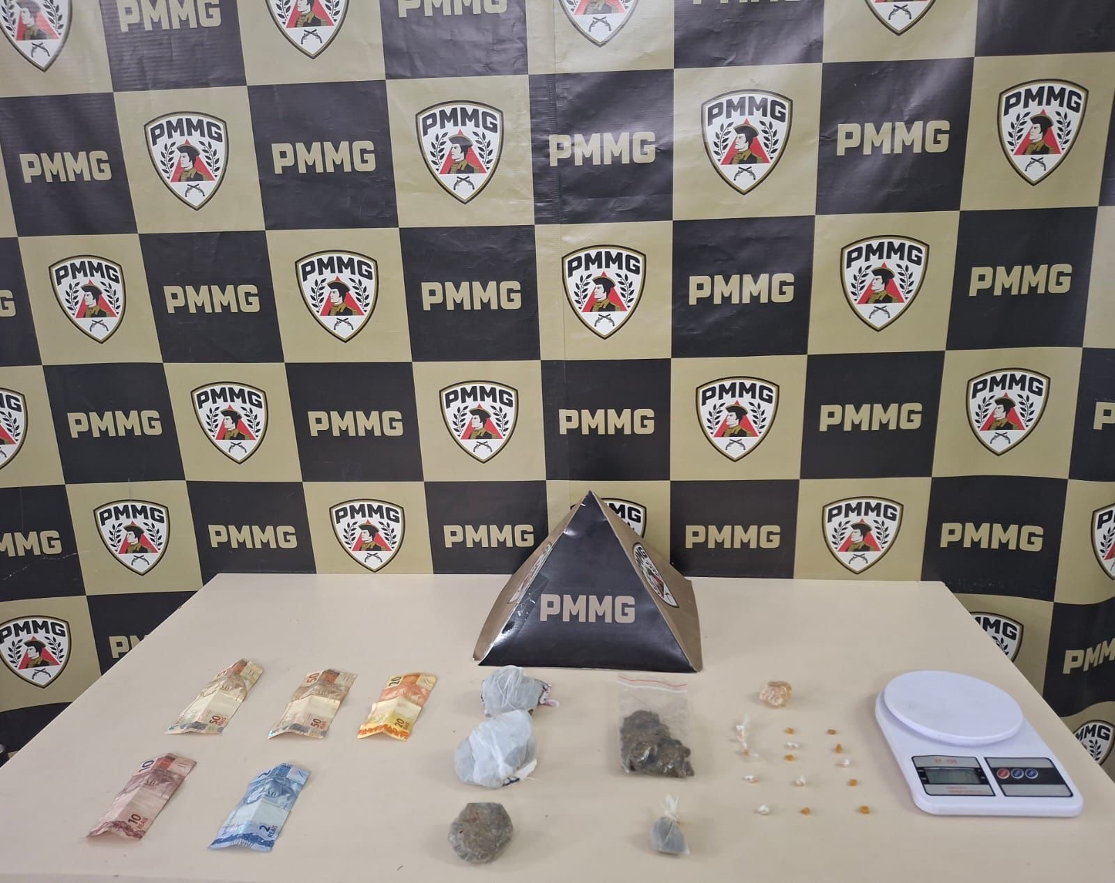 A Polícia Militar prendeu dois homens suspeitos de envolvimento com o tráfico de drogas no bairro São João em Monlevade