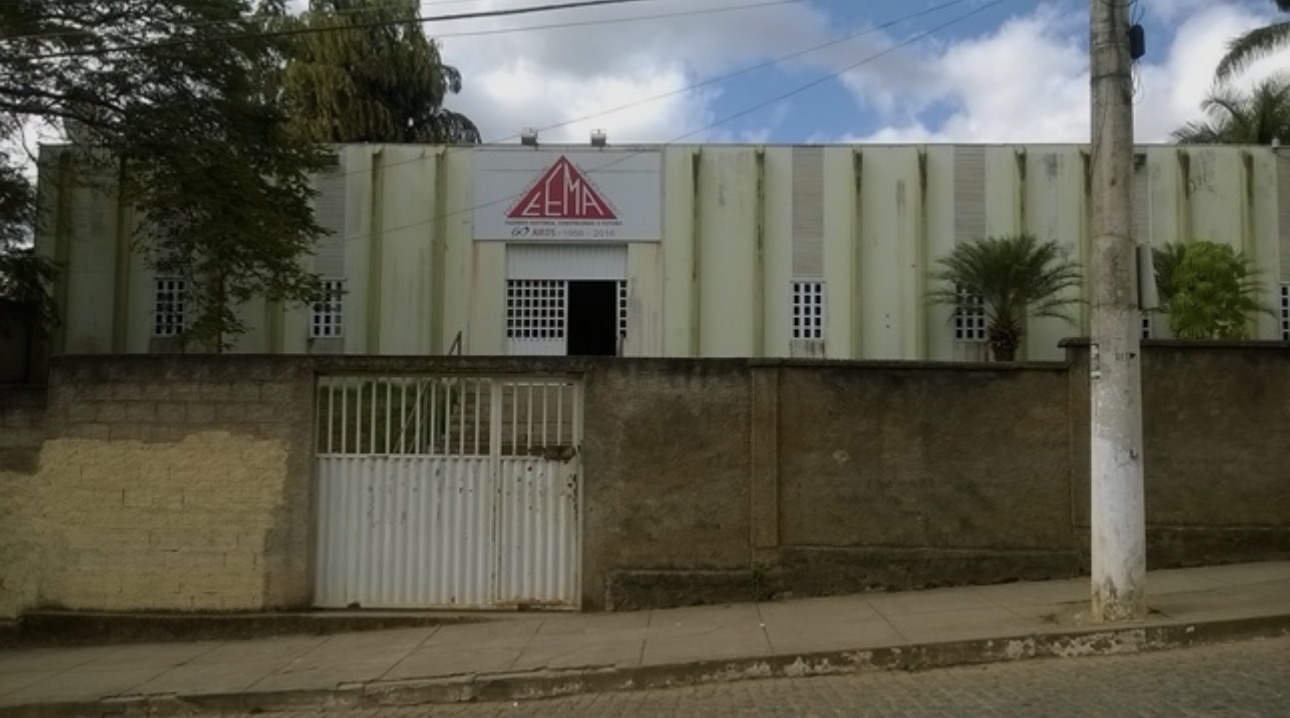 Uma adolescente de 17 anos foi apreendida pela Polícia Militar na noite desta terça-feira (20 de maio), após uma ocorrência de desacato e dano registrada na Escola Estadual Marques Afonso, no Centro de São Domingos do Prata.